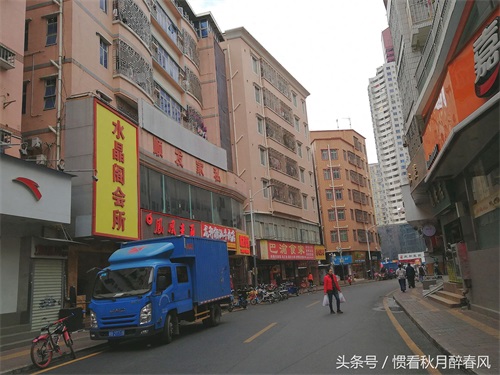 走进黄贝岭村，是深圳最古老最有名的城中村之一，位于深圳中心区