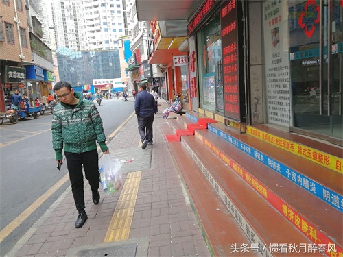 走进黄贝岭村，是深圳最古老最有名的城中村之一，位于深圳中心区