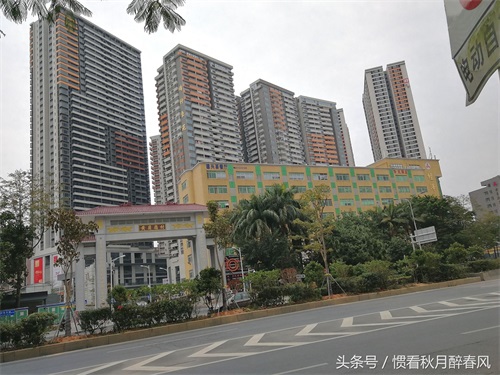 走进黄贝岭村，是深圳最古老最有名的城中村之一，位于深圳中心区