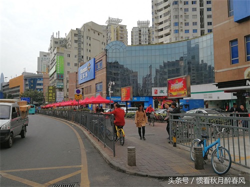 走进黄贝岭村，是深圳最古老最有名的城中村之一，位于深圳中心区