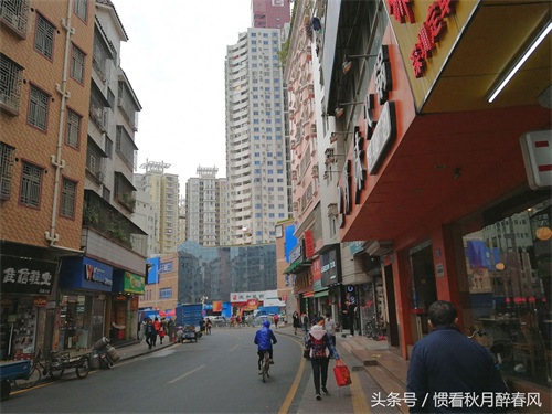 走进黄贝岭村，是深圳最古老最有名的城中村之一，位于深圳中心区