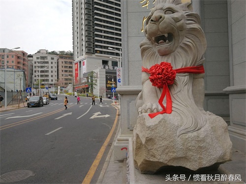 走进黄贝岭村，是深圳最古老最有名的城中村之一，位于深圳中心区