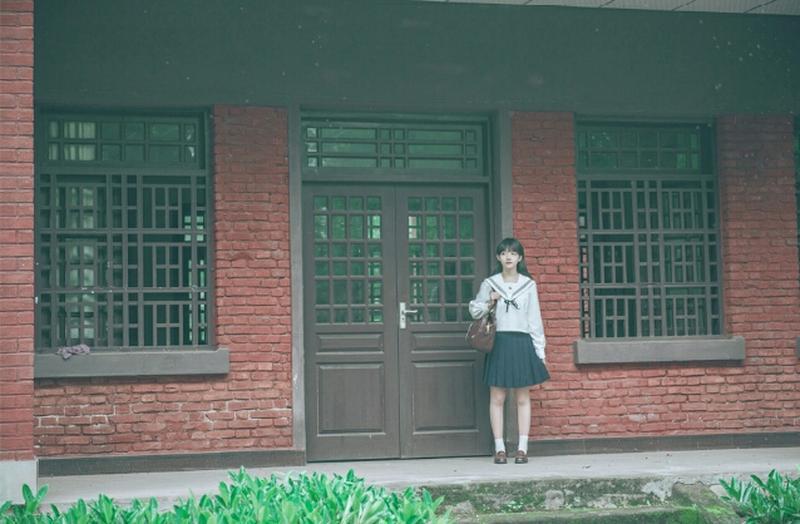 一个在上面吃n的两个在下㖭b 一个在上面吃n的两个在下㖭b什么意思