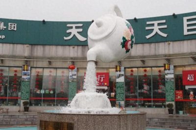 ​悬空的大茶壶不停流水，游客好奇观望以为是魔术，原来是这个原理