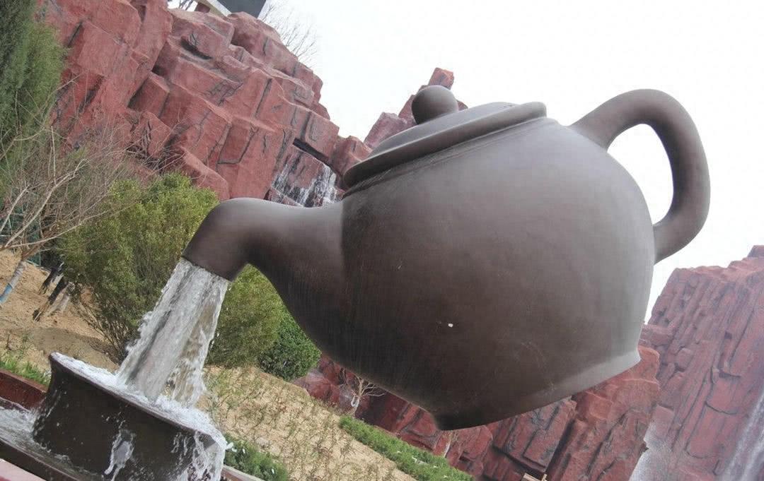 悬空的大茶壶不停流水，游客好奇观望以为是魔术，原来是这个原理