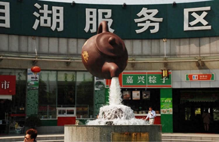 悬空的大茶壶不停流水，游客好奇观望以为是魔术，原来是这个原理