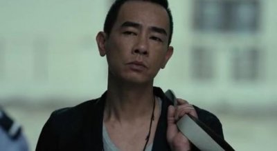 ​带感！古惑仔鼻祖山鸡哥携电影《再战江湖》归来，铁链勒脖超敬业
