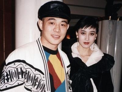 被李连杰抛弃的56岁黄秋燕近照，分手时净身出户，如今仍为前夫说好话