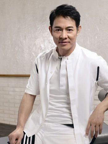 被李连杰抛弃的56岁黄秋燕近照，分手时净身出户，如今仍为前夫说好话