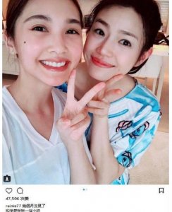 ​杨丞琳陈妍希合影，姐妹俩笑容甜美嘟嘴比V，闺蜜情让人羡慕