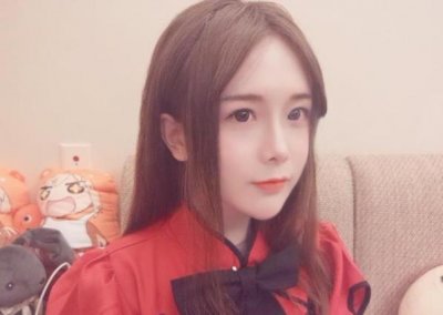 ​轩墨宝宝解锁学生装，容貌清纯惹人爱，观众：看起来更有女人味了