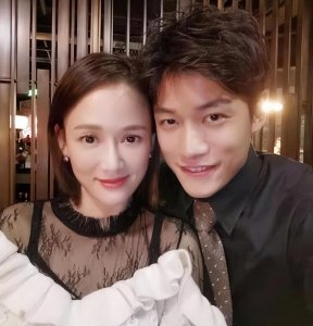 ​42岁陈乔恩终于领证了！和老公在婚姻登记处被拍，甜蜜公主范十足