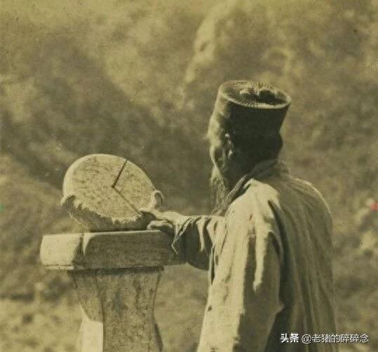 清末道士老照片，个个仙风道骨，图很像西游记里的百眼魔君