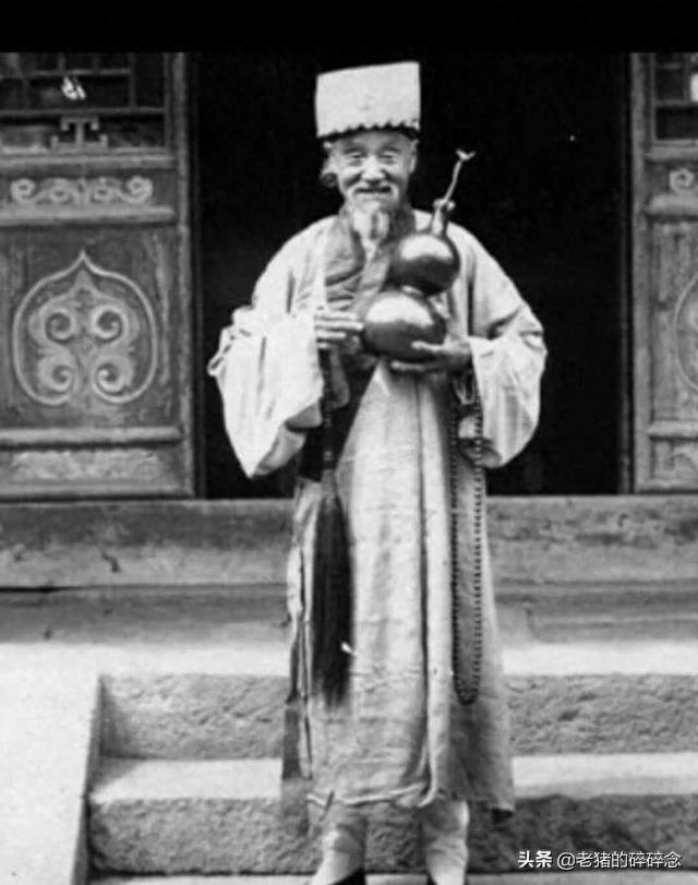 清末道士老照片，个个仙风道骨，图很像西游记里的百眼魔君