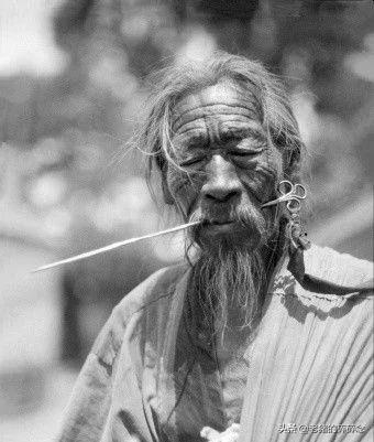 清末道士老照片，个个仙风道骨，图很像西游记里的百眼魔君