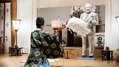 ​日本KFC将肯德基爷爷雕像送往神社供奉，雕像曾落水24年奇迹生还
