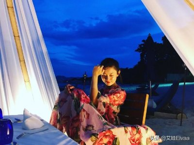 ​央视外景主持李七月不上班好惊艳，穿吊带裙腰细腿长，女生都看酸
