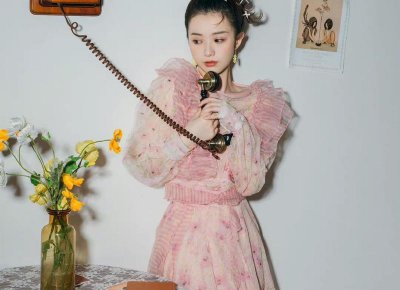 ​没有50万彩礼，女朋友被强行拖走，在地上连滚带爬，网友：心黑了