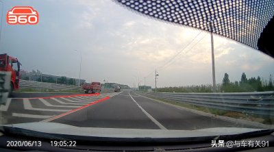 ​跑高速时，匝道汇入主路怎么走？很多新手不注意这些，危险还违章