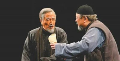 ​《茶馆》里面的掌柜王利发为什么自杀？