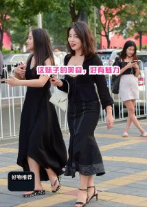 ​清凉一夏，街拍美女，时尚美女那坏坏的笑，很有魅力