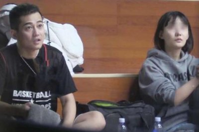 ​苏醒恋情曝光！与女友在球场秀恩爱，真是甜蜜到爆！