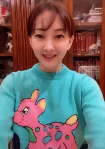 ​46岁春晚“钉子户”牛莉，与圈外老公低调恩爱23年，今一家超幸福