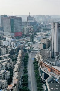 ​航拍郑州二七塔和人民路丹尼斯，巨大国旗空中看很显眼