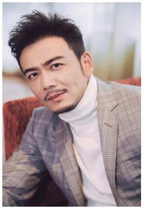 ​又一宠妻人设崩塌，杨烁疑似深夜“出轨”被拍，开豪车送女子回家