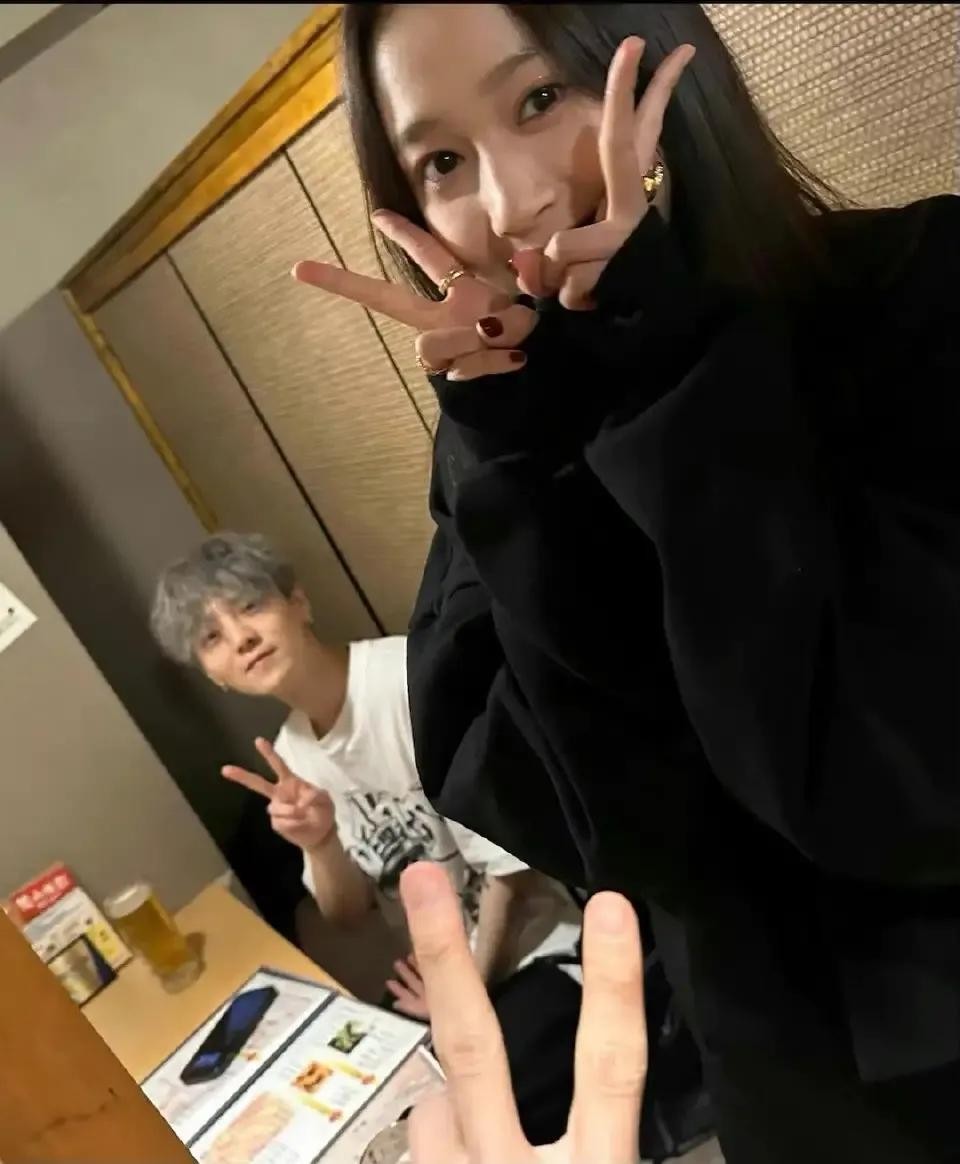 关晓彤晒日本迪士尼游玩照，与男友戴同款米奇帽，鹿晗背影出镜