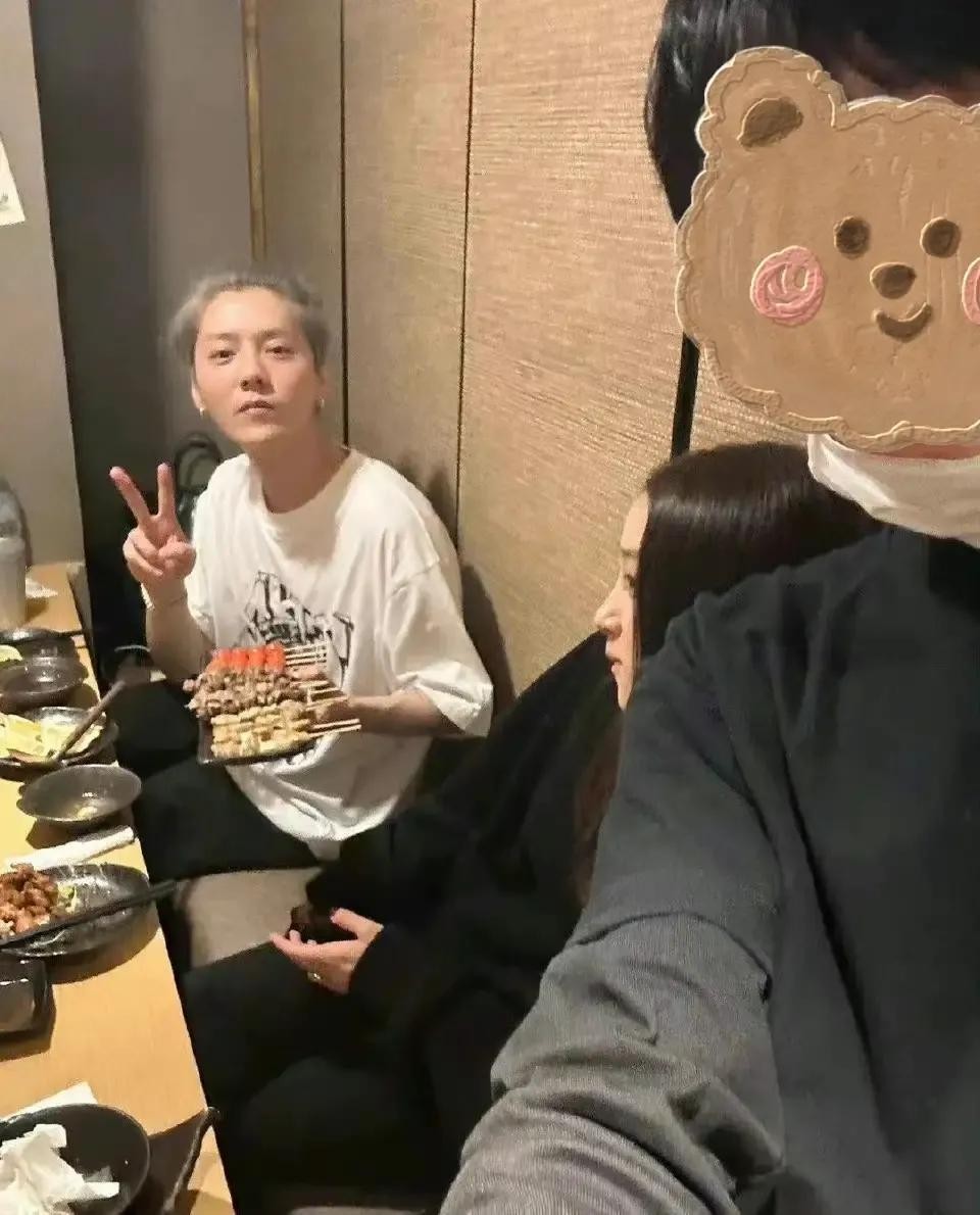 关晓彤晒日本迪士尼游玩照，与男友戴同款米奇帽，鹿晗背影出镜
