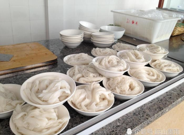 在云南，哪里的过桥米线最好吃？