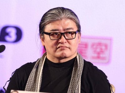 ​嗜酒如命的刘欢：曾患“不死癌症”，靠拐杖出行，现如今怎样了