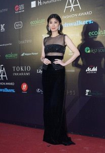 ​贾静雯亮相时尚大赏，抹胸透视裙罕秀性感，粉丝：造型师出来挨打
