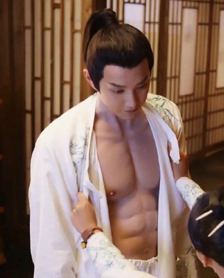 演员的肌肉都是真的吗「男演员肌肉造假被拆穿男人为了长肌肉到底有多拼」