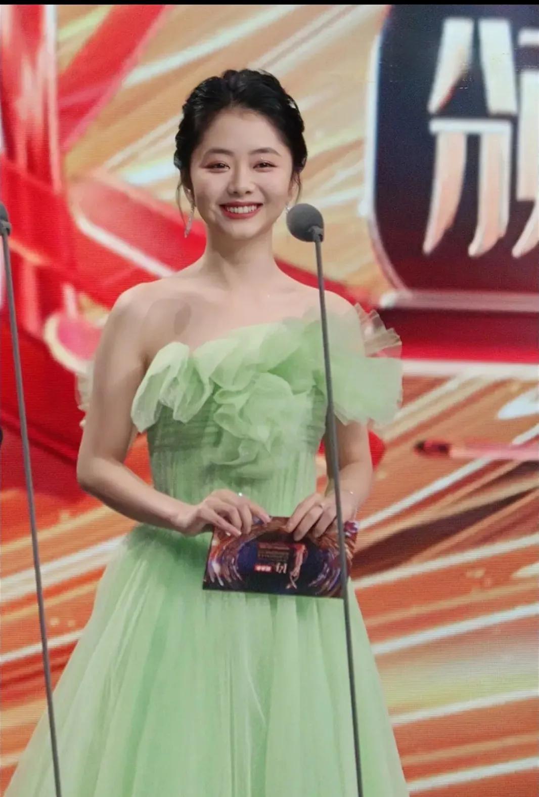 一起来看治愈系女神谭松韵，是如何以实力征服娱乐圈的