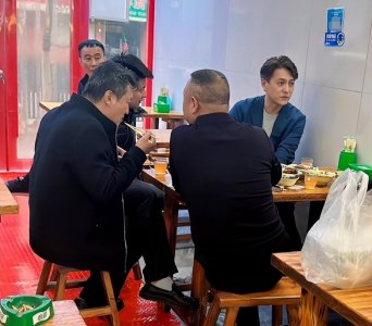 ​在济宁，靳东跟发小挤小桌吃饭被偶遇，有说有笑没架子，都变老了