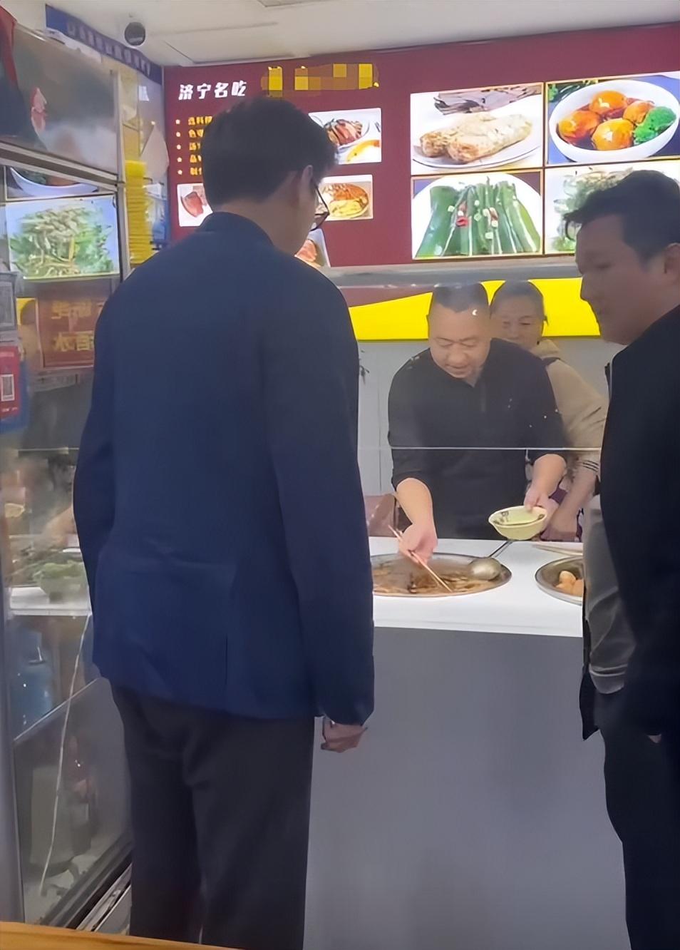 在济宁，靳东跟发小挤小桌吃饭被偶遇，有说有笑没架子，都变老了
