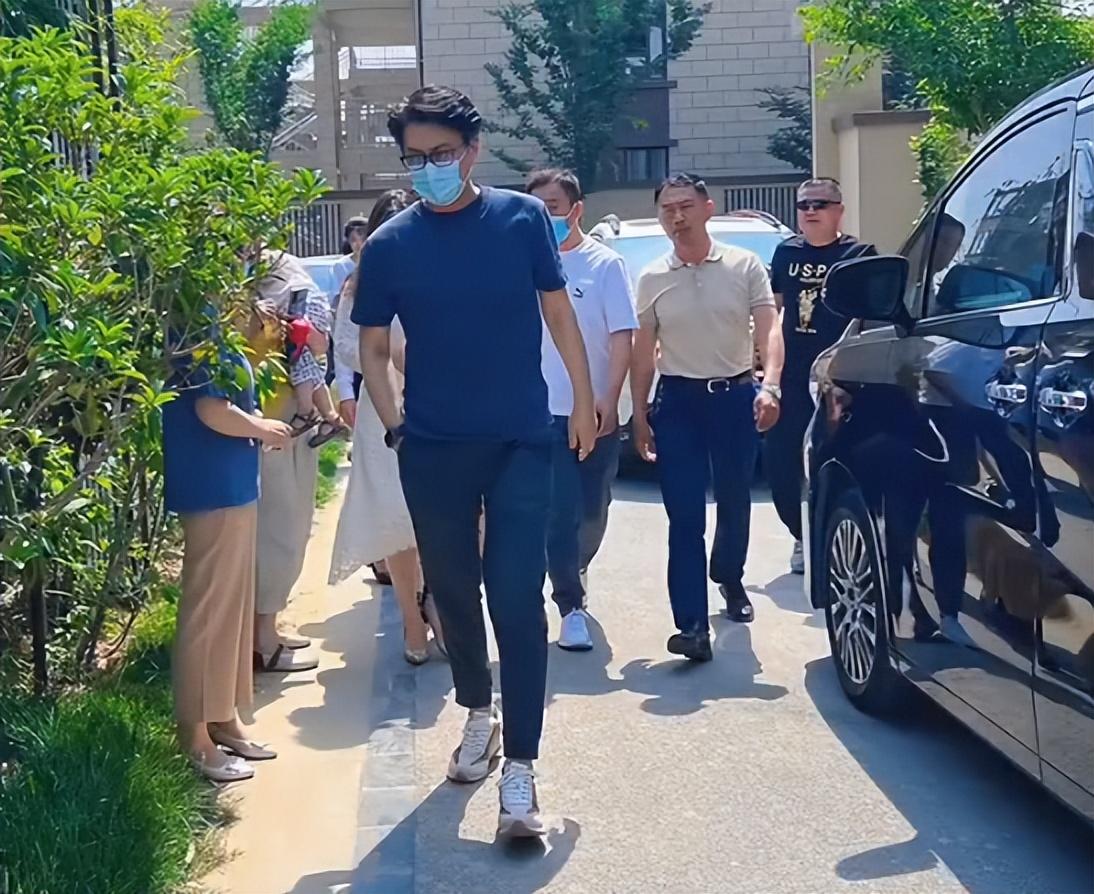 在济宁，靳东跟发小挤小桌吃饭被偶遇，有说有笑没架子，都变老了