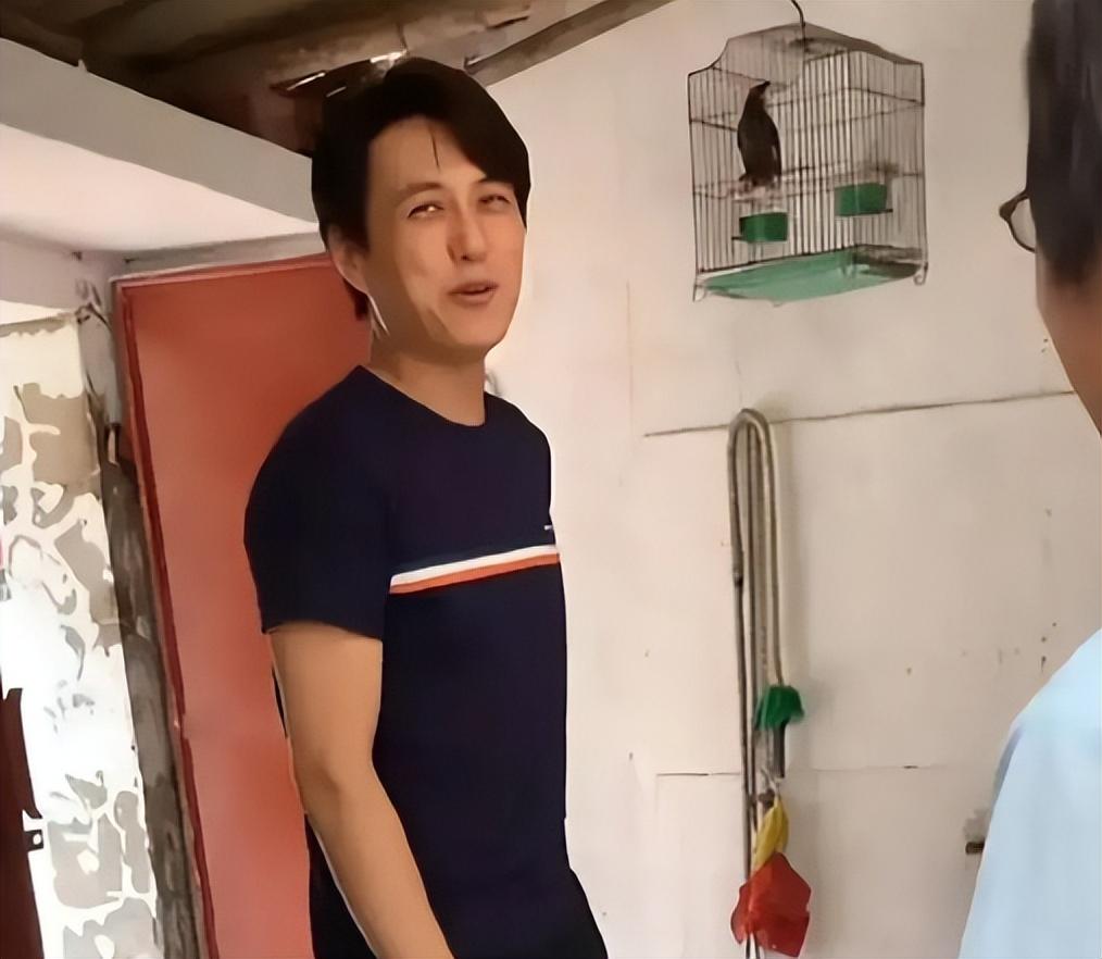 在济宁，靳东跟发小挤小桌吃饭被偶遇，有说有笑没架子，都变老了