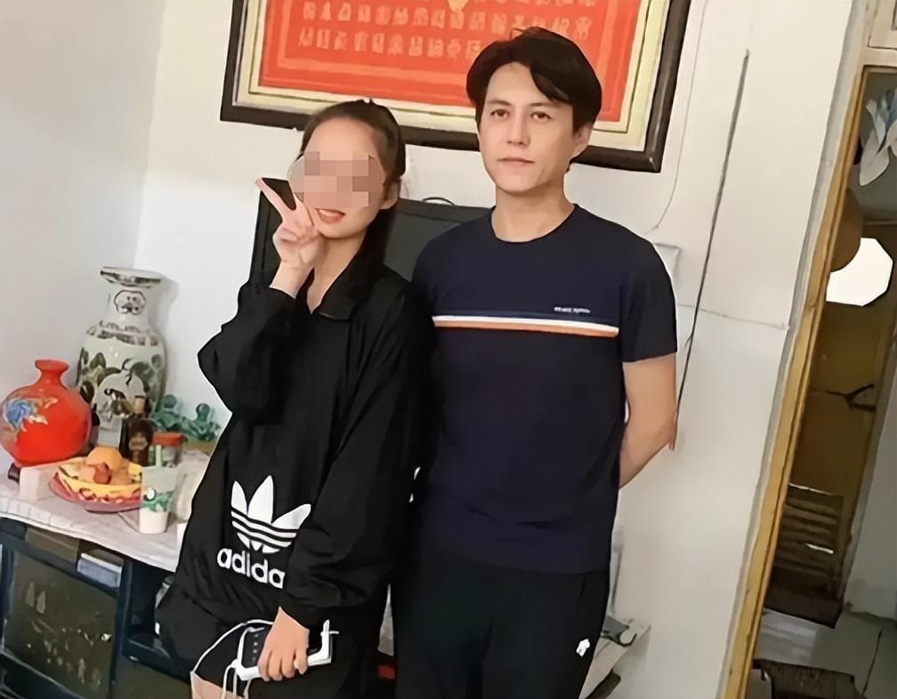 在济宁，靳东跟发小挤小桌吃饭被偶遇，有说有笑没架子，都变老了