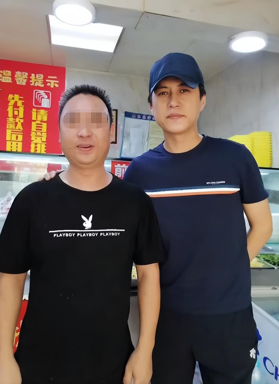 在济宁，靳东跟发小挤小桌吃饭被偶遇，有说有笑没架子，都变老了
