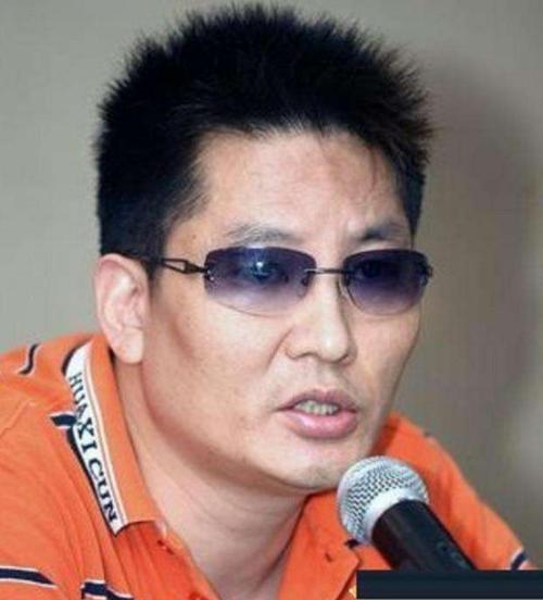 宋祖德弟弟怒斥陈伟霆 张艺兴：必须扔掉耳钉，否则逐出娱乐圈