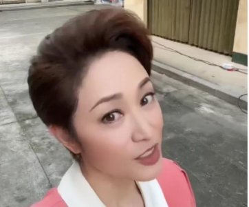 ​55岁陈法蓉晒出近照，无名指钻戒引猜疑，引起网友热议