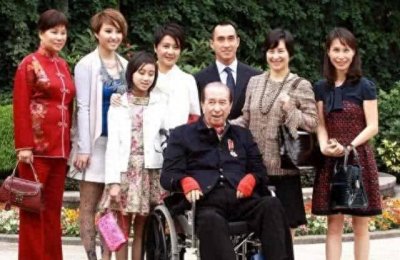 ​赌王何鸿燊娶了4个老婆，为什么法律不判重婚罪，难道是合法的？
