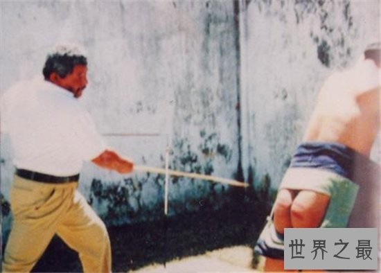 新加坡鞭刑最少罚三鞭，受刑之人不能被鞭死亡