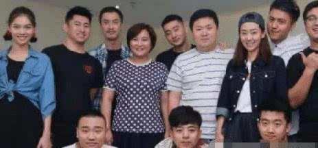 娱乐贾玲早已结婚？疑似贾玲老公照片被扒出，原来一直在她身边  3