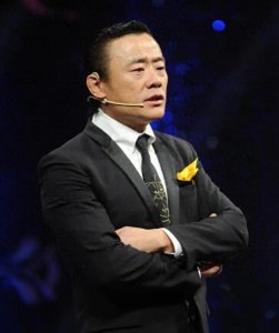 ​57岁周立波现状，头发稀疏身体暴瘦，定居美国和富豪妻子低调生活