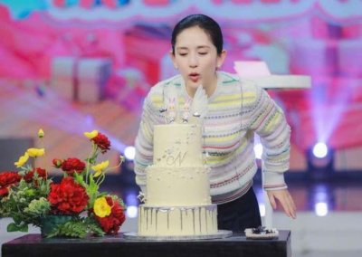 ​赵丽颖送谢娜女儿的两把金锁有多贵？据说两部戏的片酬才能买一个