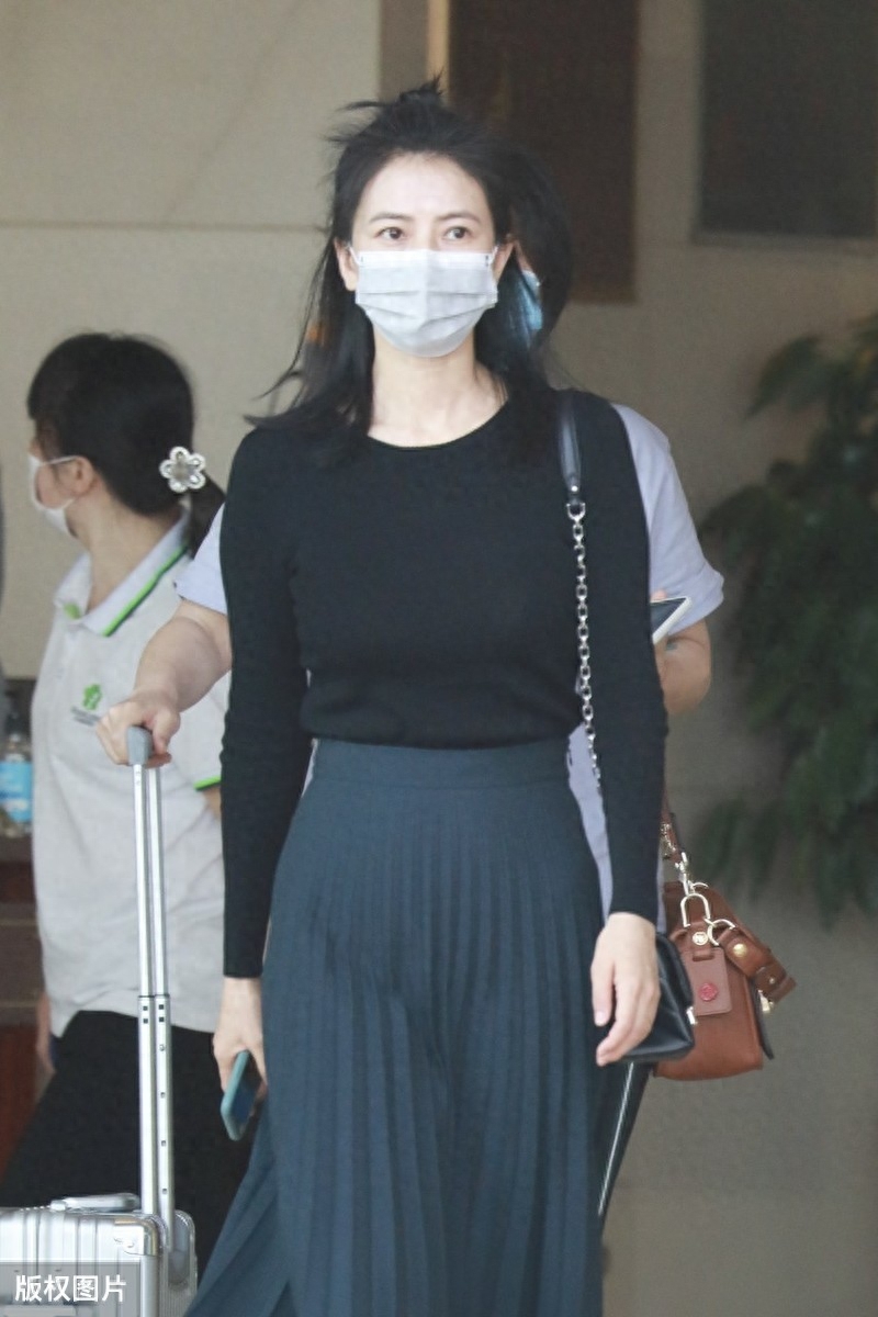 高圆圆现身公众场合，扎起丸子头温婉娴静，这是贤妻良母的样子吧